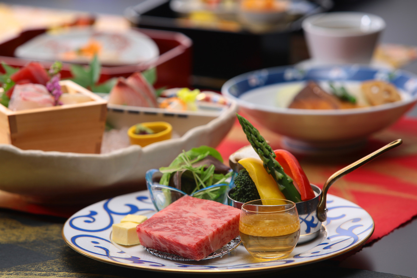 源泉かけ流しの露天風呂付き客室も。夜はライトアップされた庭園を楽しんで4005546