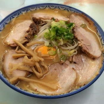 「中華そば かわい」料理 822688 「中華そば 肉玉子入 小(800円)」。黄色系のスープは、矛盾した表現だけどマイルドな濃厚さ。やや薄味ですが、層を成して浮いている脂がやんわり舌にコクを残します。