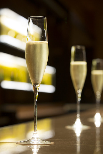 「シャンパン・バー」料理 588057 シャンパンの専門店として、グラスシャンパンを常時25種類ご用意しております。