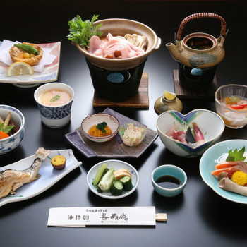 山あいにひっそりとたたずむ田舎レトロな温泉宿3847059