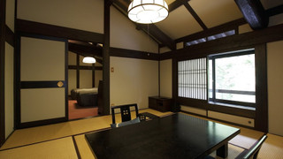 合掌造りの屋根裏を体感する和洋室