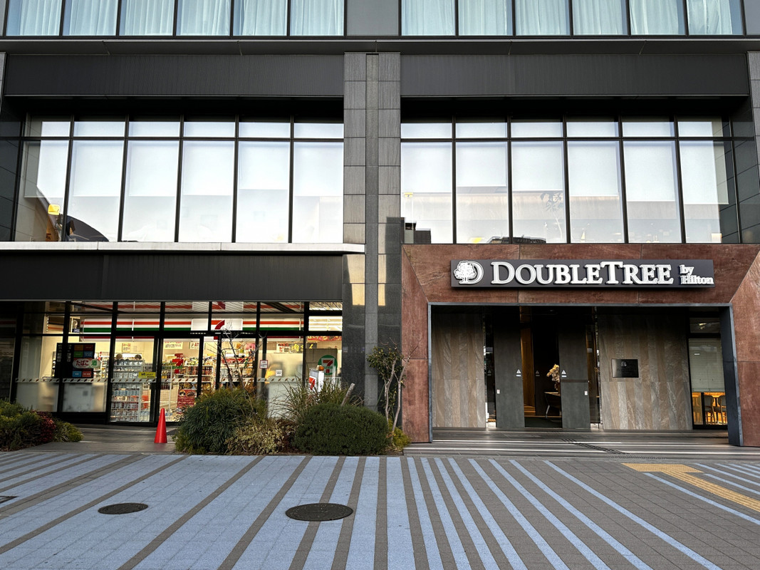 ホテルの1階にコンビニ【セブン】がありよい