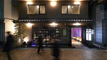 施設の正面 (日没後) / 7