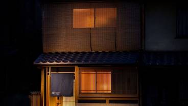 施設の正面 (日没後) / 2