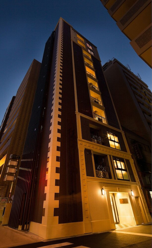 施設の正面 (日没後)