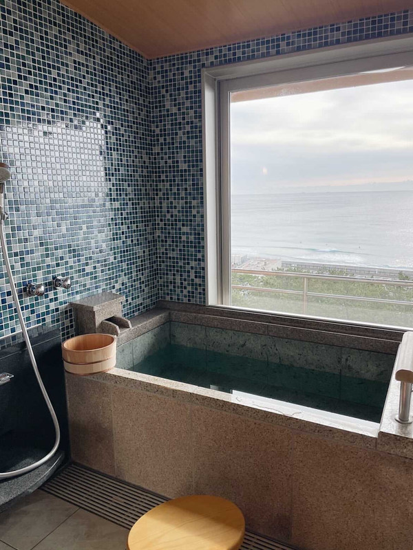 寝室とリビングの間に仕切りがあるので、息子を寝かせた後、大人だけでゆっくり露天風呂や晩酌を楽しめたのがよかったです。