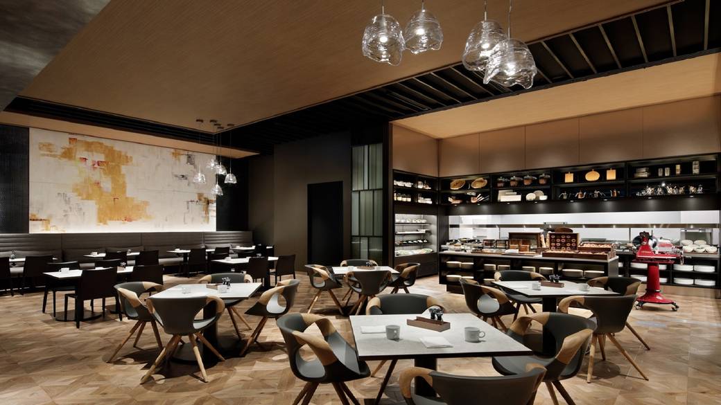 銀座の街やホテル内で
優雅なディナータイム / 3