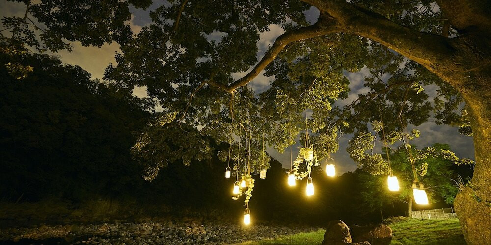 施設の正面 (日没後)