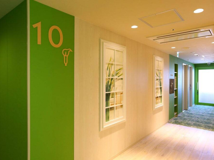 館内の随所にデザインされたお花のモチーフにも注目です