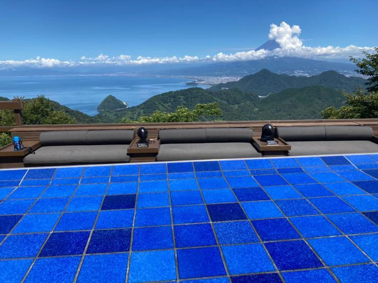 「伊豆パノラマパーク」の山頂エリアにある、「碧テラス」からの開放的な眺め。真っ青な水盤が印象的 / 1