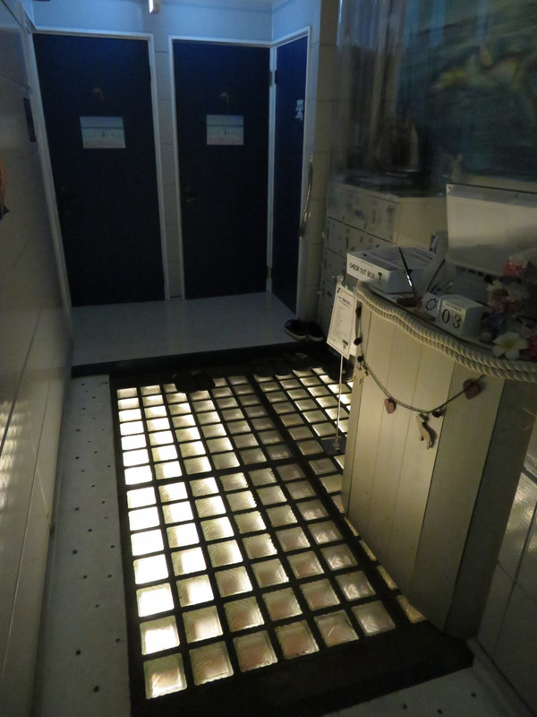 受付（手前）とシャワー室