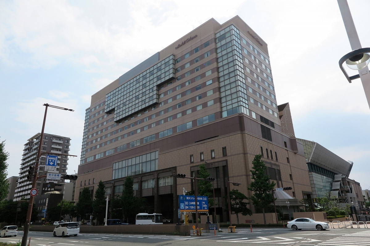 「博多リバレイン」の一角を構成する「ホテルオークラ福岡」です