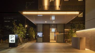 施設の正面 (日没後) / 1