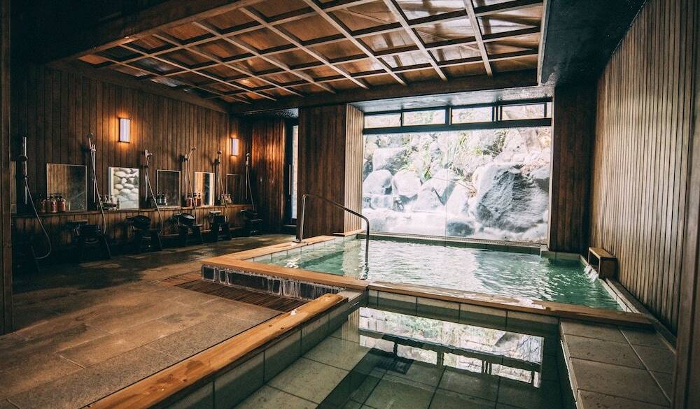 疲れを癒す名湯で
棚段露天風呂を楽しむ / 1