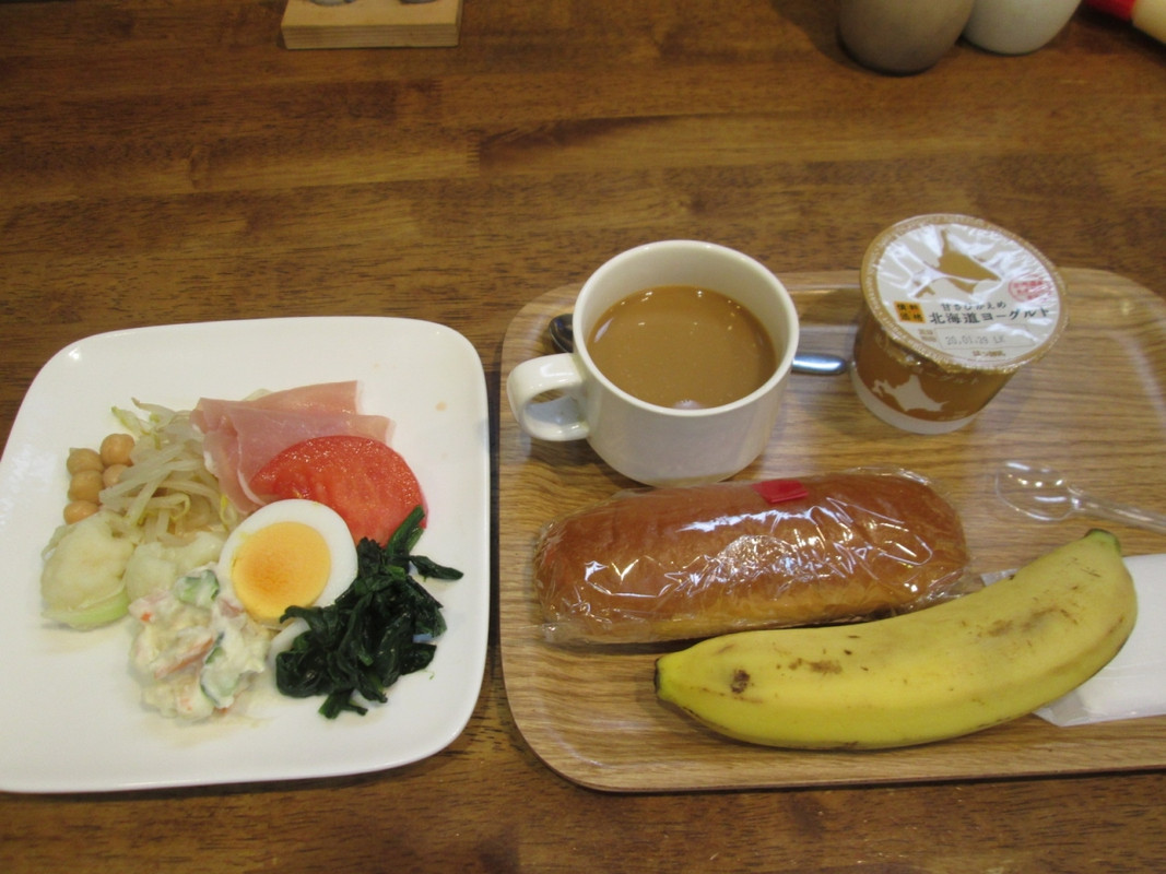 無料朝食。この他にサラダ、おにぎり、みそ汁が出ます