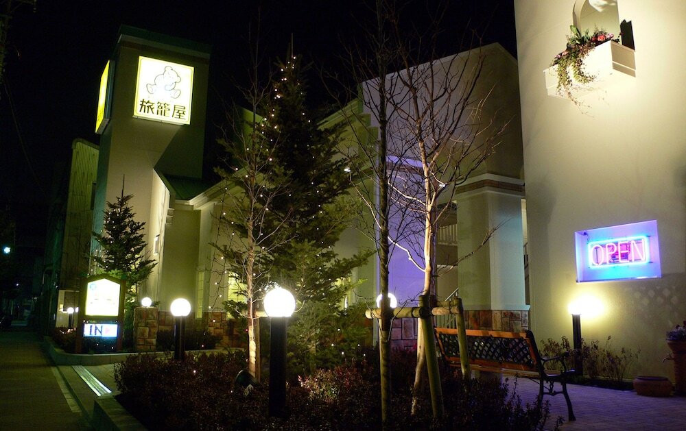 施設の正面 (日没後)