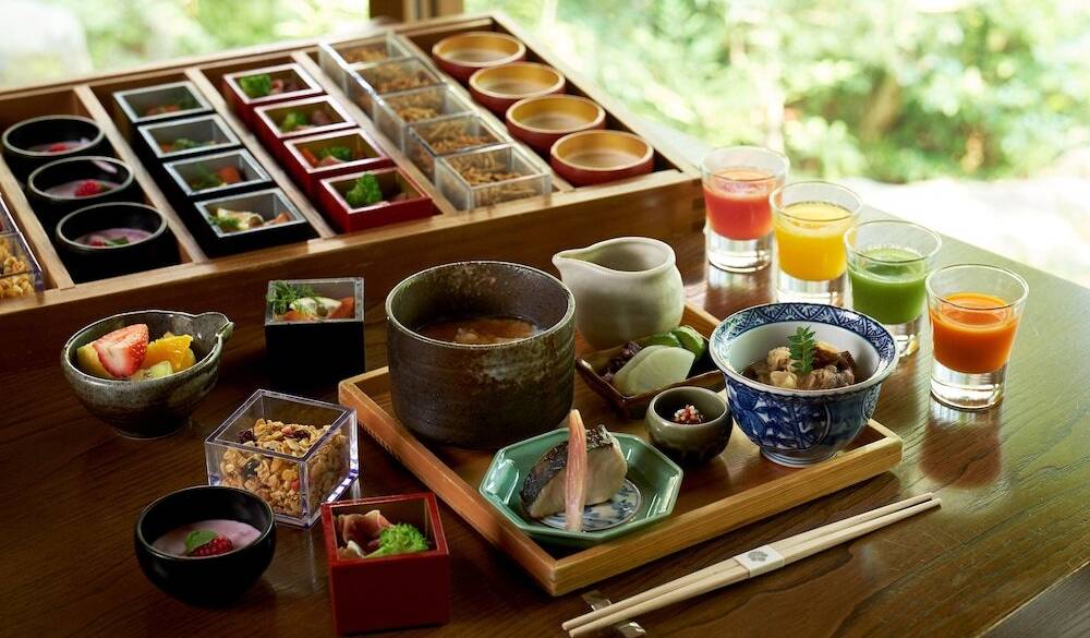 日本庭園を横目に
選べる朝食を味わう / 2