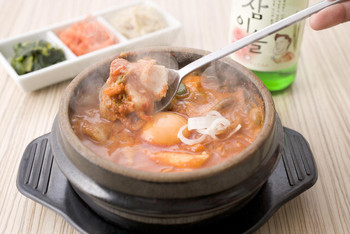 「東京純豆腐 新宿店」料理 1066530 ぐつぐつと煮えた鍋の中にはコラーゲンたっぷりの旨辛スープとヘルシーな具材が。