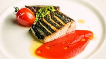 メインメニュー 魚料理一例 サワラのポワレ  / 8