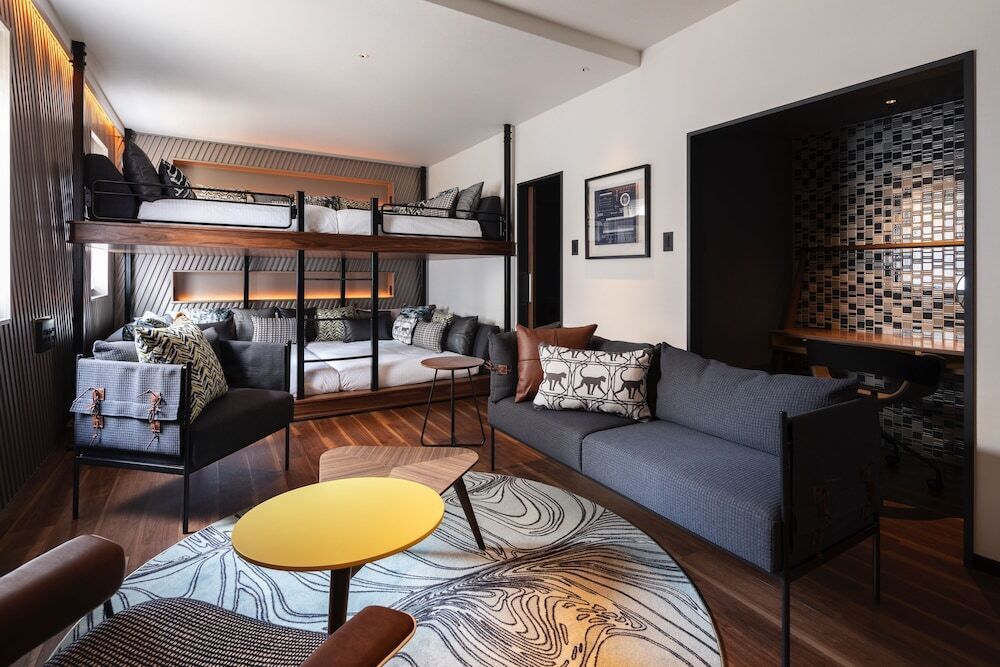 幻想的なロビーはSNS映え間違いなし！非日常を味わえるホテル3655290