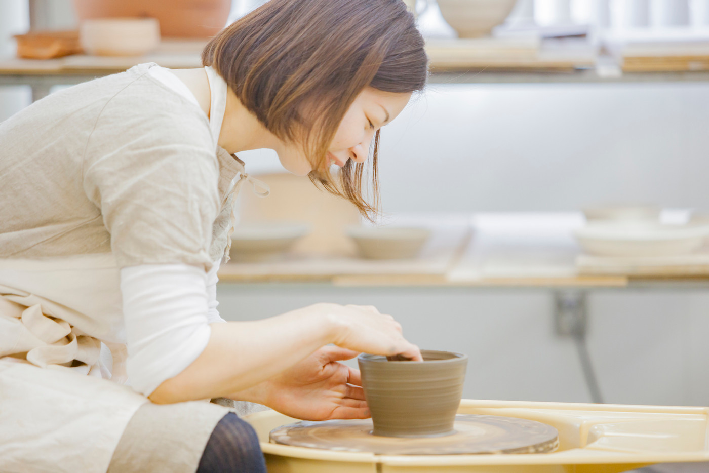陶芸をする女性