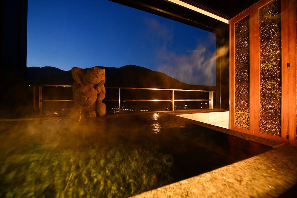 客室露天風呂は源泉かけ流し。タオルウォーマーや化粧水類も◎3434204