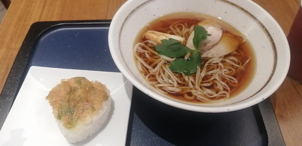 ラウンジの夜食サービス(※1日限定80食)