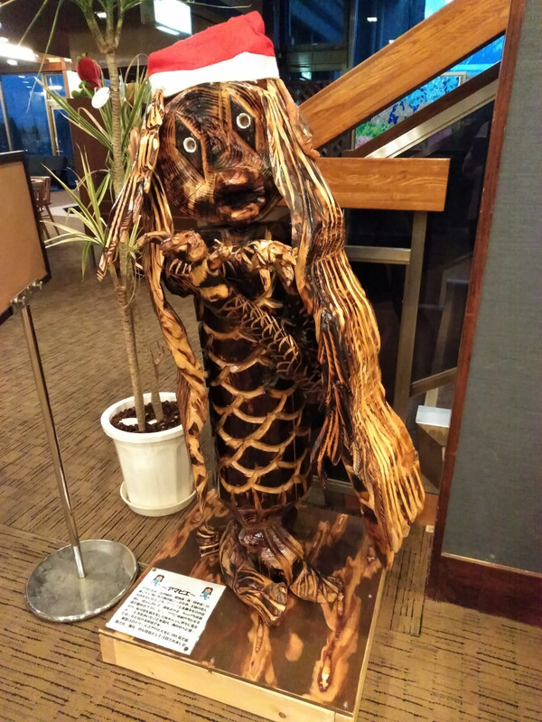 ロビーには木彫りの「アマビエ」があります。