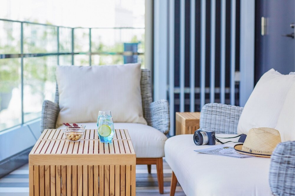 女性　リゾート　プールサイド