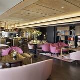 ロビーから始まる
素敵なおもてなし / 1