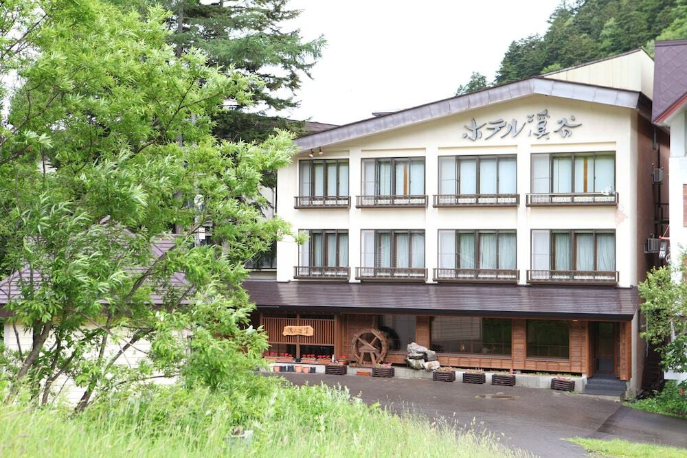 渓谷沿いの静かな温泉宿で、ビールを飲みくらべ4264860