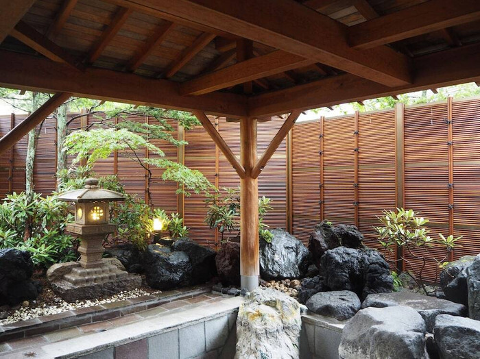 肌あたりやわらかな「西の河原源泉」と湧出温度が高くマグマに近いといわれる「万代鉱源泉」、2種類の源泉を堪能