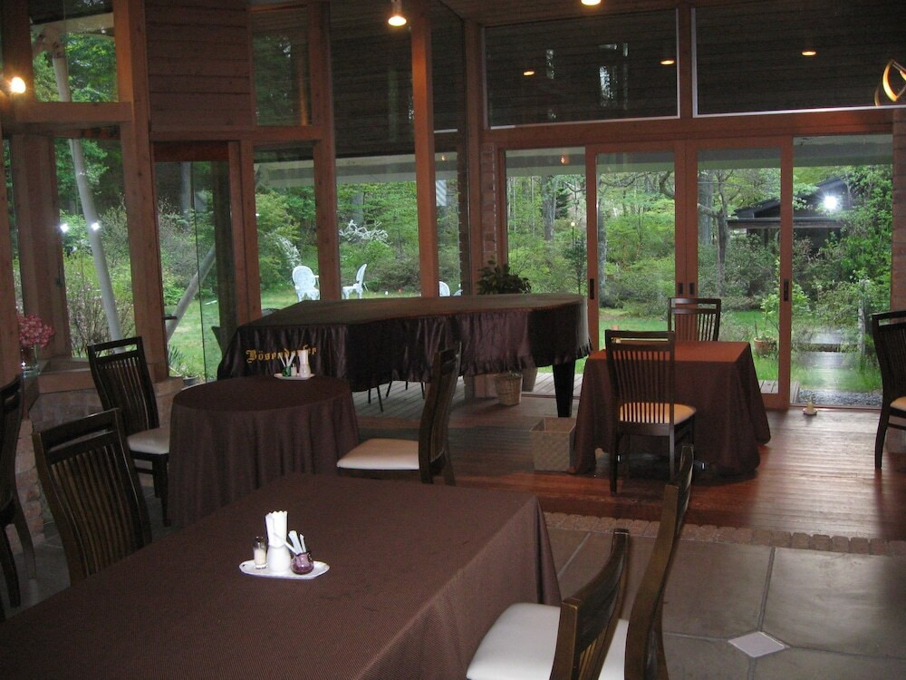 客室内のダイニングエリア