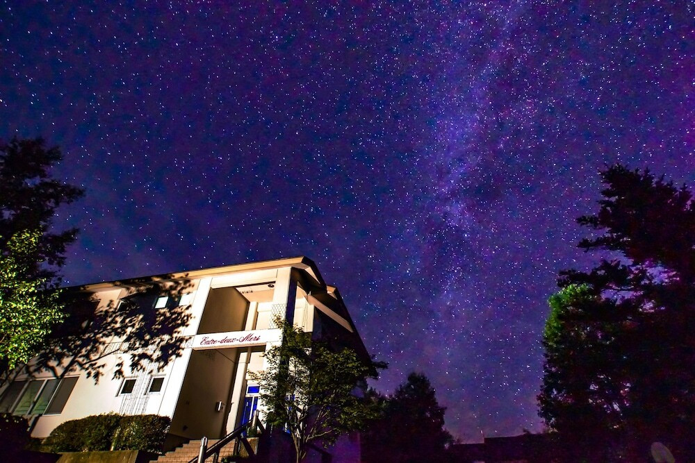 施設の正面 (日没後)