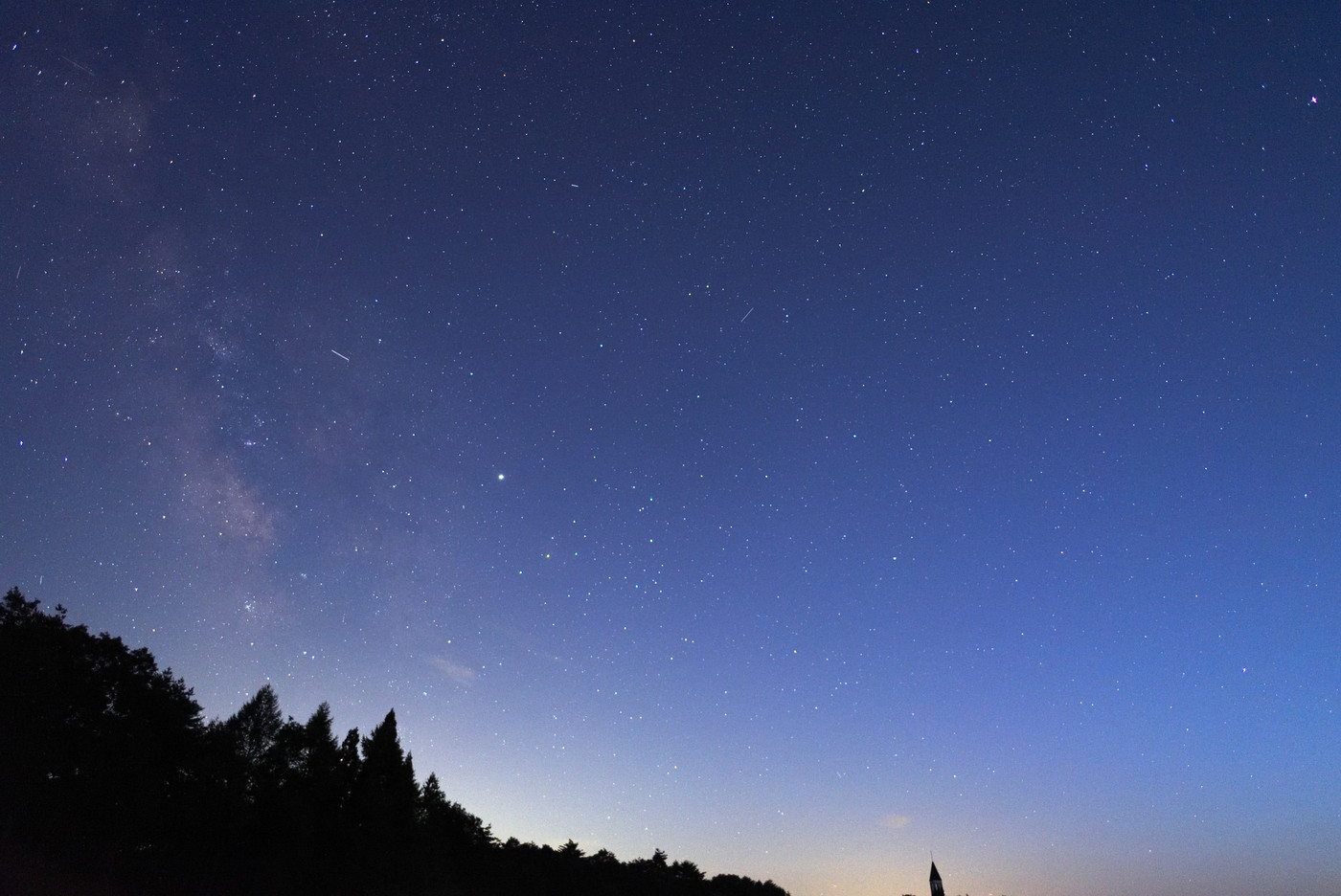 夜明け前の高原から見る星空