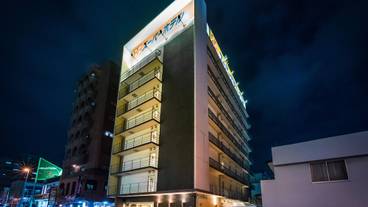 施設の正面 (日没後) / 1