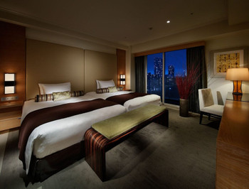 日本庭園で鯉の餌やり体験を楽しんで4756057