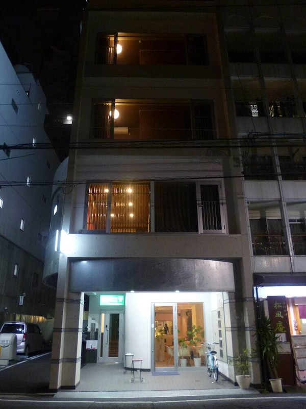 施設の正面 (日没後)