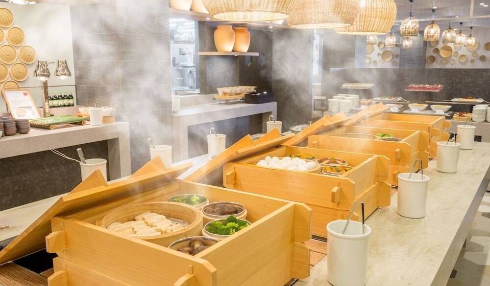 温泉の蒸気で蒸す「地獄蒸し」 / 2