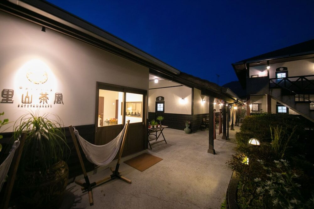 施設の正面 (日没後)