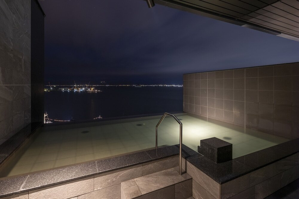 灯の湯の露天風呂 函館湾(夜)