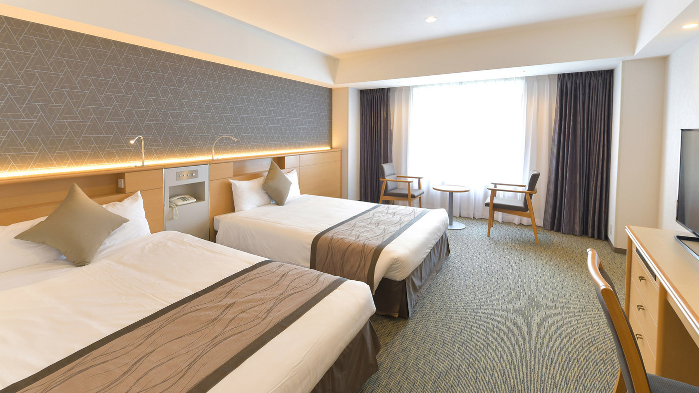 成田空港側の客室で飛行機の見える夜景を楽しむ4281415