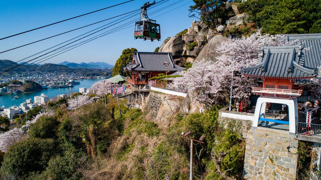 断崖に建つ「千光寺」 / 2