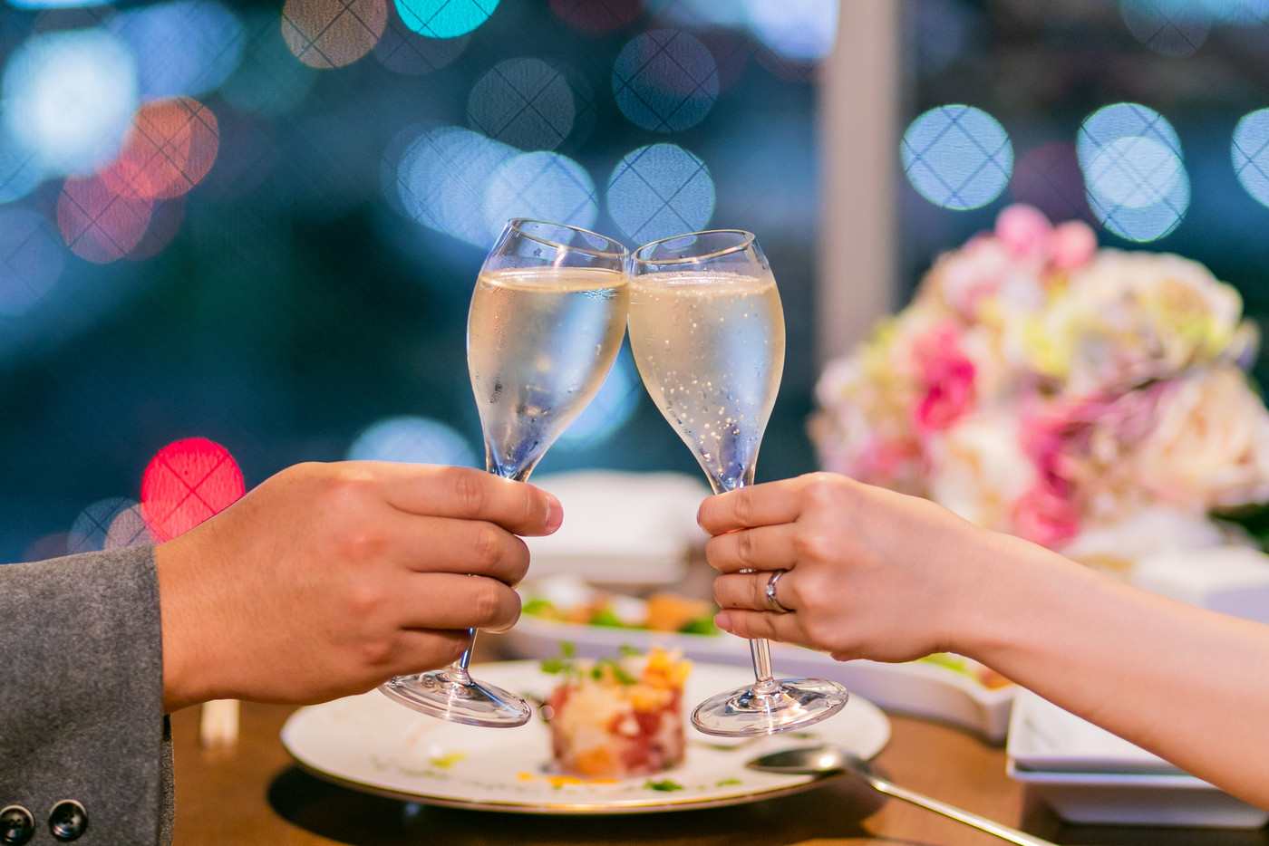 レストランで乾杯　記念日ディナー