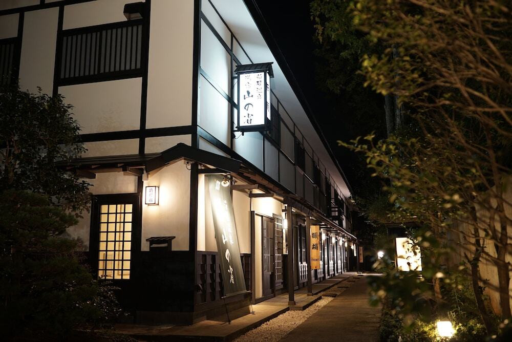 施設の正面 (日没後)