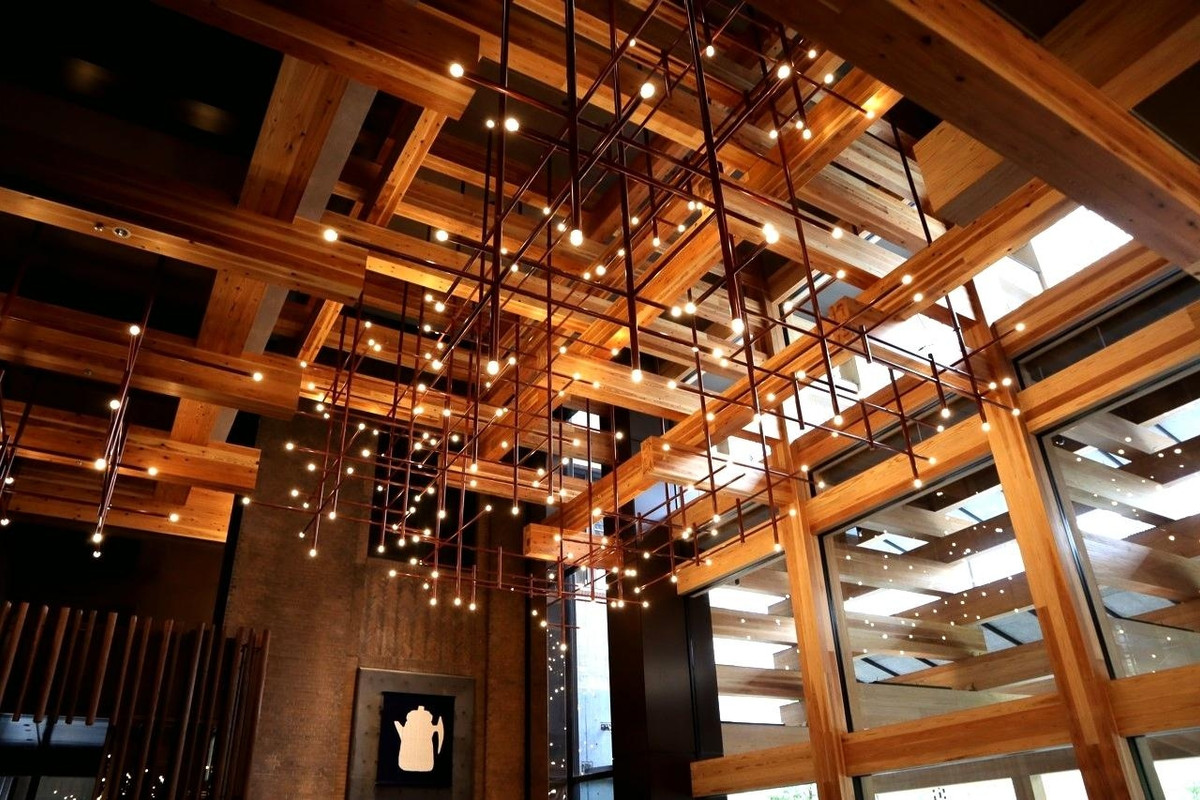 隈研吾氏設計のホテルロビー