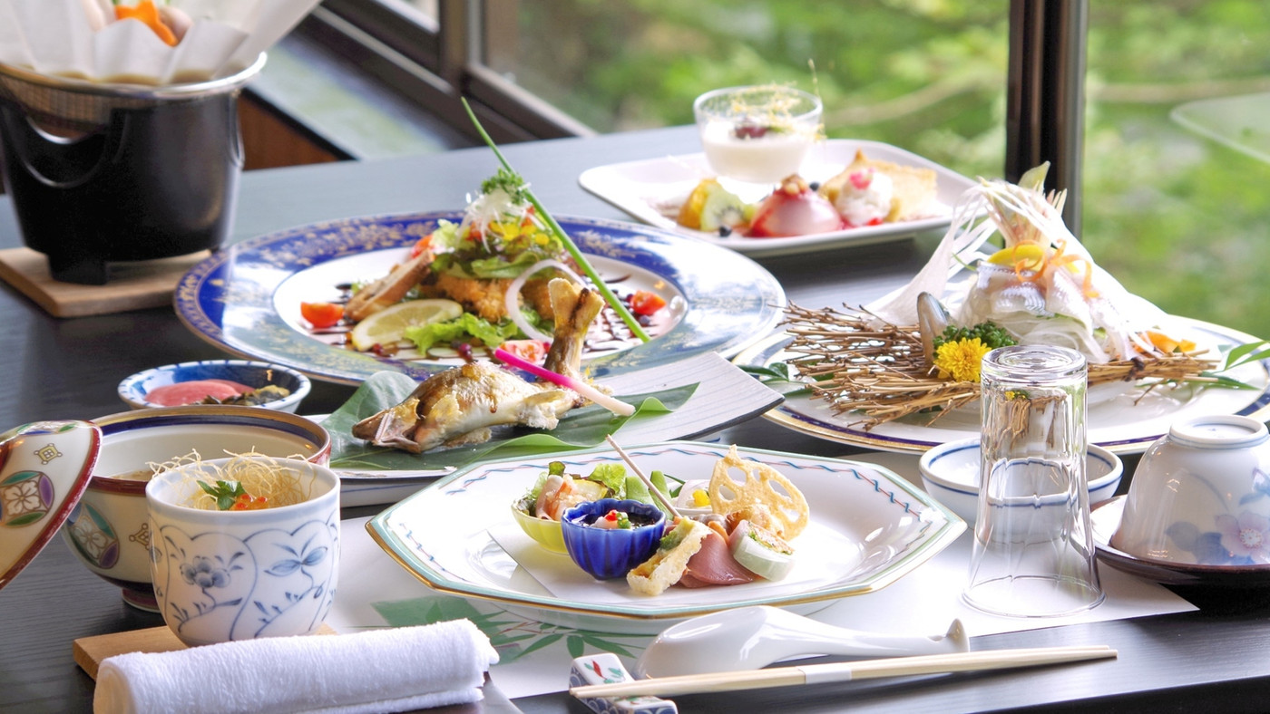 里山の風景の中にたたずむ旅館。旬の鮎や飛騨牛が並ぶ夕食が魅力3654988