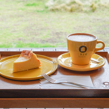 「三角屋根 パンとコーヒー」 料理 84945425 クラシックチーズケーキ、カプチーノ
