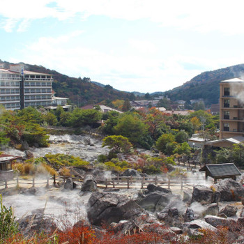 長崎県は島原半島、雲仙地獄です。温泉大国日本を感じさせる雰囲気でした。寒い時期に映える湯けむりが紅葉と重なって美しかったです。