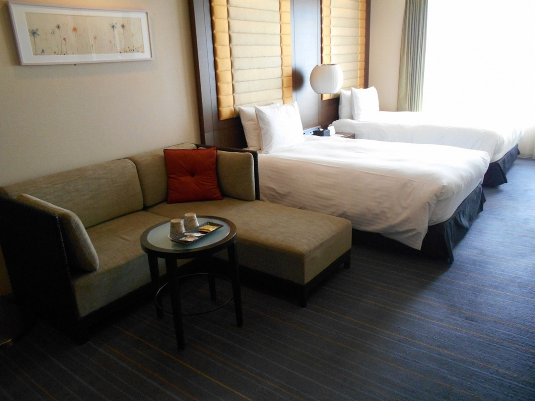 ベットとソファーがあります。